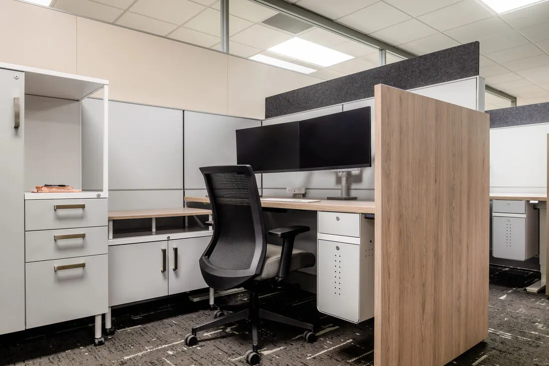 L-shaped cubicle workstation with overhead storage